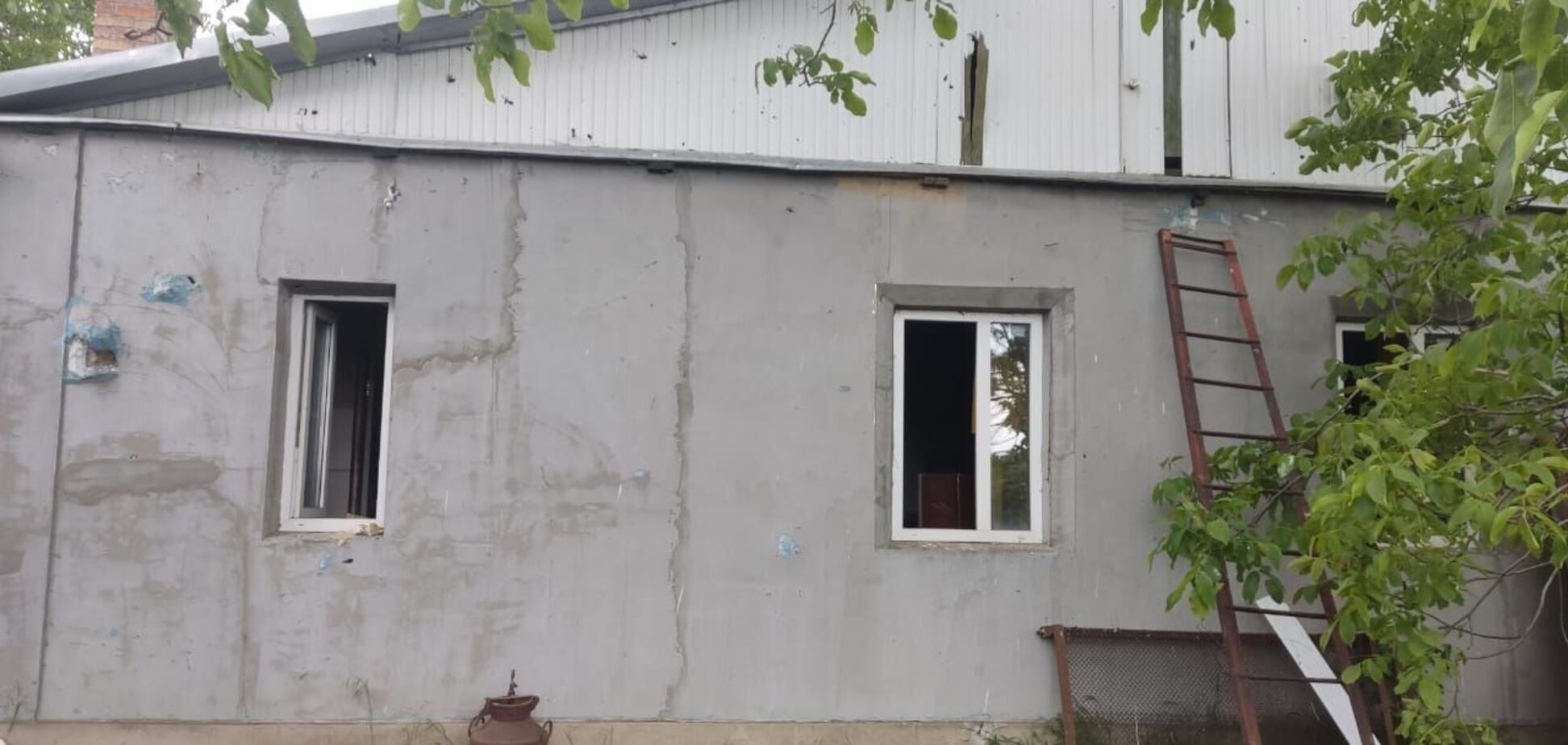 Оккупанты ударили по Никополю, пострадала женщина. Фото