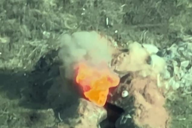 Ворог приречений: у ДПСУ показали, як дрони-камікадзе доставляють вогняні 'презенти' у 'нори' загарбникам. Відео