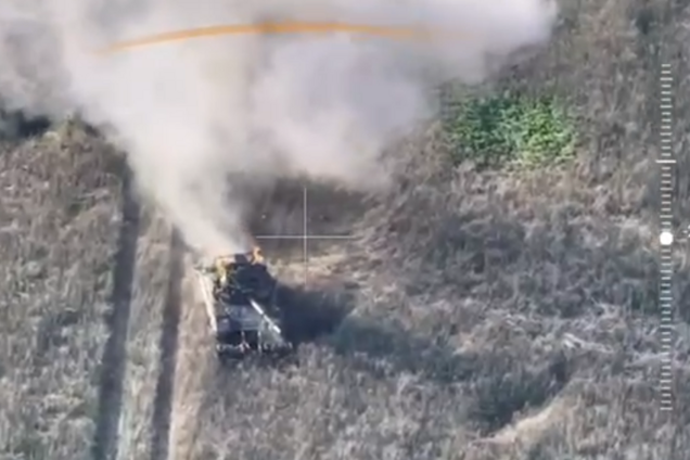 Из экипажа в живых остался только водитель: в ВСУ показали эффектное уничтожение российского танка. Видео