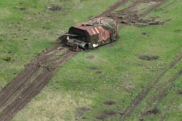 Оккупанты используют причудливый танк-сарай на Бахмутском направлении: он создает серьезные проблемы