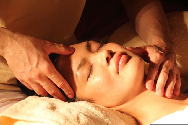 Як масаж обличчя допоможе відновити шкіру та повернути їй молодість 