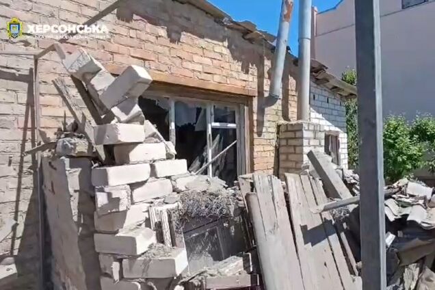 Россияне обстреляли Корабельный район Херсона: пострадали жилые кварталы. Видео
