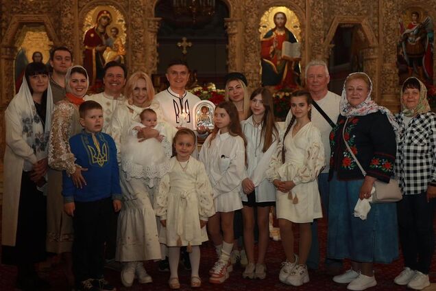 Лиля Ребрик крестила третью дочь и показала своих кумовьев: крестным папой стал известный ведущий. Фото