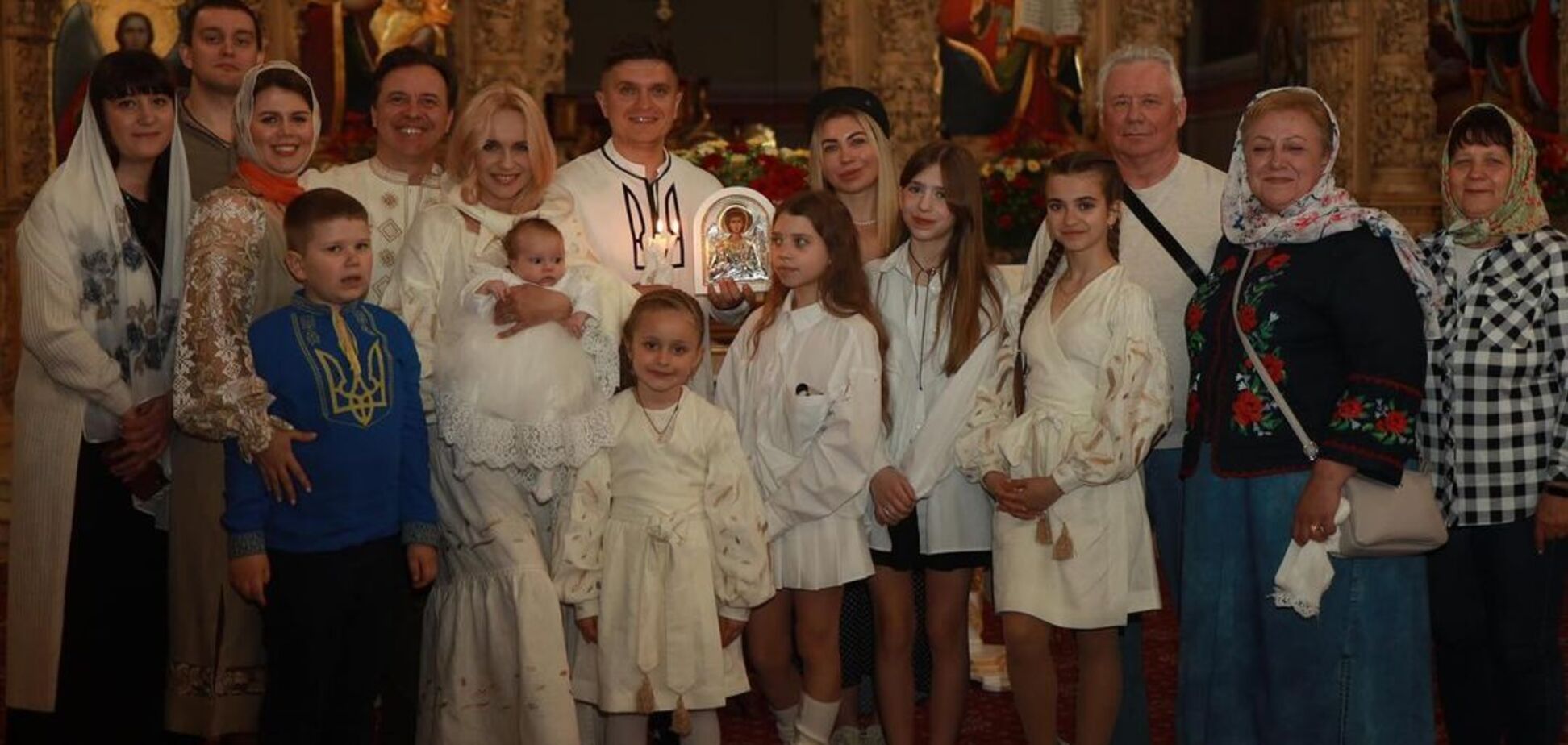 Ліля Ребрик похрестила третю доньку і показала своїх кумів: хрещеним татом став відомий ведучий. Фото