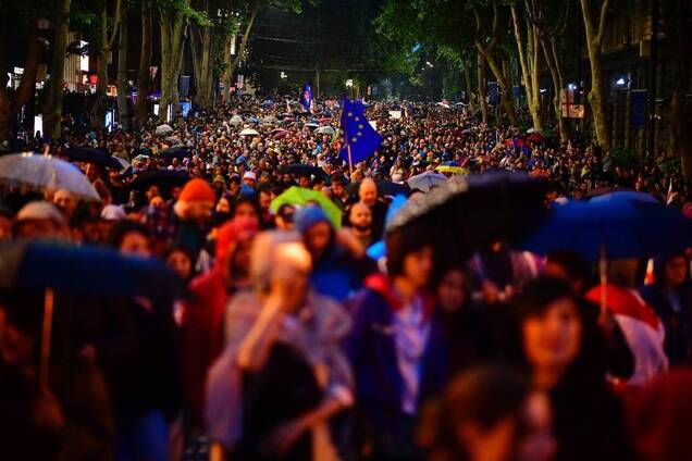 В Тбілісі десятки тисяч людей вийшли на новий марш проти закону про 'іноагентів'