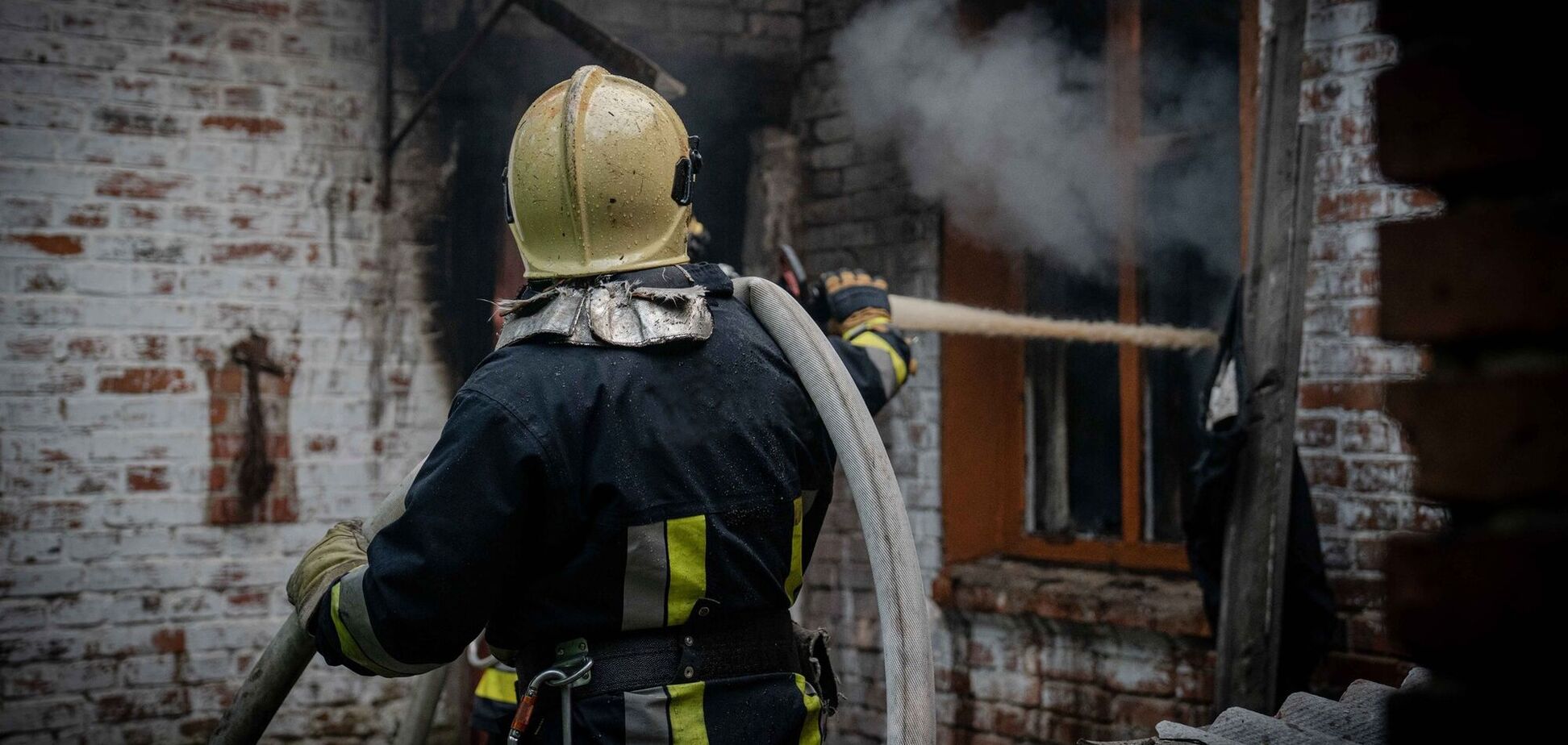 На Сумщине сотрудники ГСЧС спасли женщину, в дом которой попал вражеский снаряд. Видео