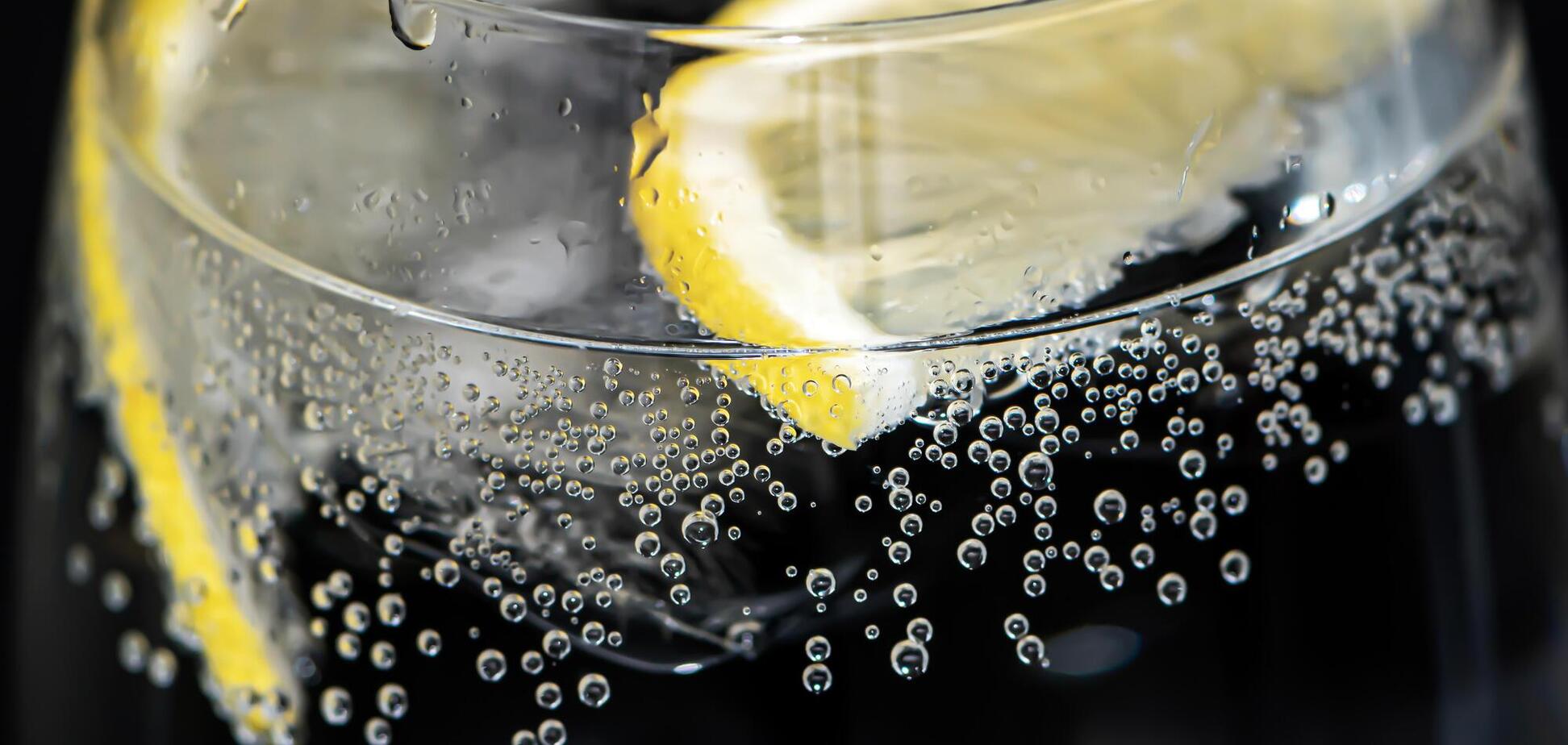 Утренний ритуал: почему вода с лимоном должна стать вашей привычкой