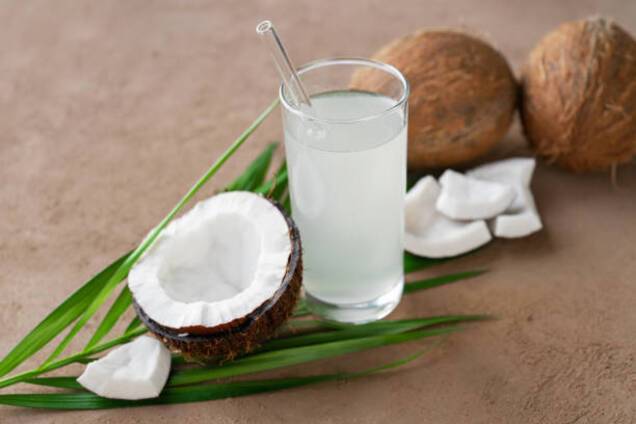 Почему кокосовая вода – отличный выбор для увлажнения организма: что следует знать