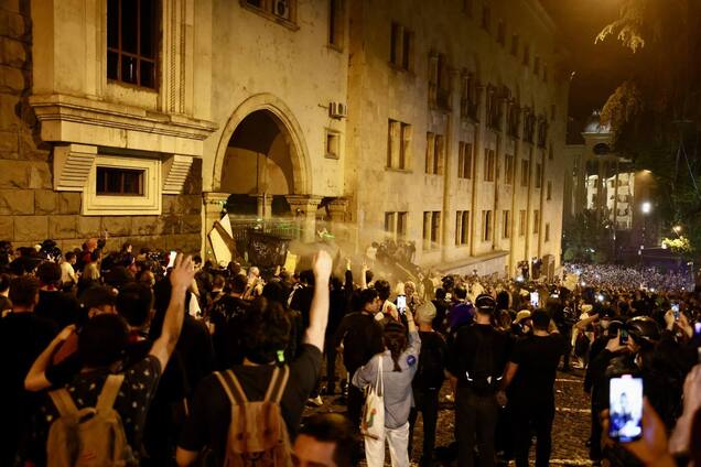 В Грузии начали разгон митинга против закона об 'иноагентах', правоохранители применили силу. Фото и видео