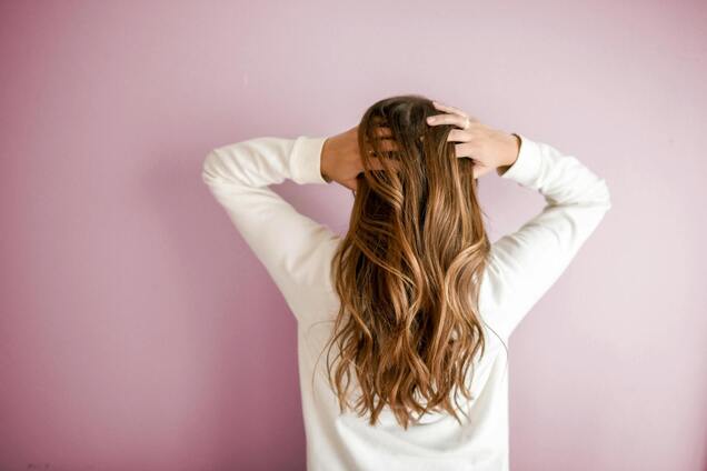 Как сохранить яркие и здоровые крашеные волосы: 5 правил ухода
