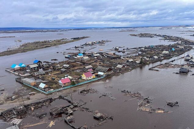 В Якутії через паводки затоплено понад сто будинків: у регіоні запровадили режим надзвичайної ситуації. Відео
