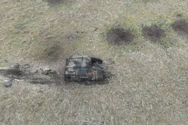 РЕБ не врятував: ЗСУ під Красногорівкою уразили російський танк-сарай. Фото
