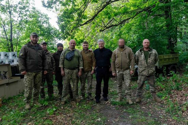 Порошенко привез защитникам Волчанская FPV-дроны и технику