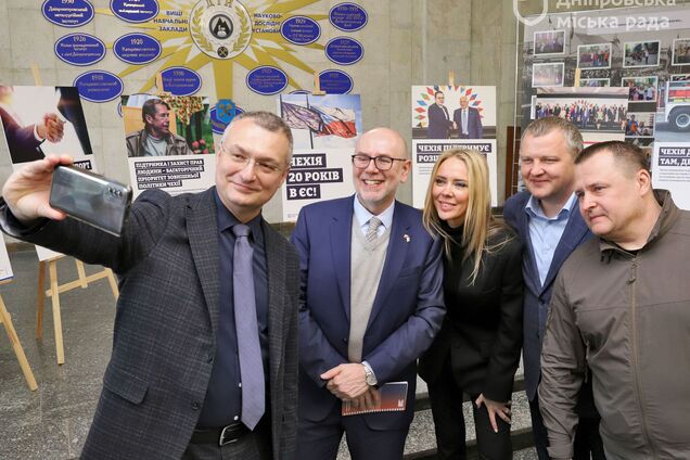 Посол Радек Пех и мэр Борис Филатов в Днепре посетили выставку к 20-летию членства Чехии в ЕС