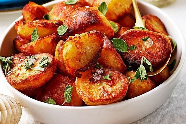 Жареный картофель с салом, сосискам и овощами: рецепт сытного блюда для ужина