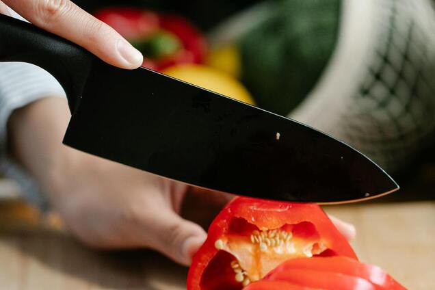 Метал стане небезпечним і зламається: чим категорично не можна мити кухонні ножі