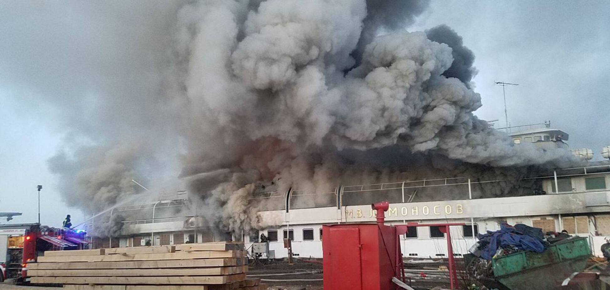Поднялась стена дыма: в российском Архангельске горел теплоход 'Ломоносов'. Видео