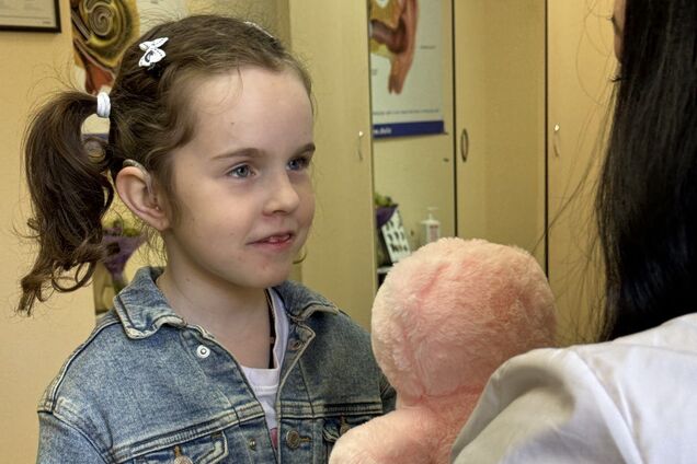 'Зможе повноцінно жити та спілкуватися': 7-річна Софія з Оріхового отримала сучасні слухові апарати від Фонду Ріната Ахметова