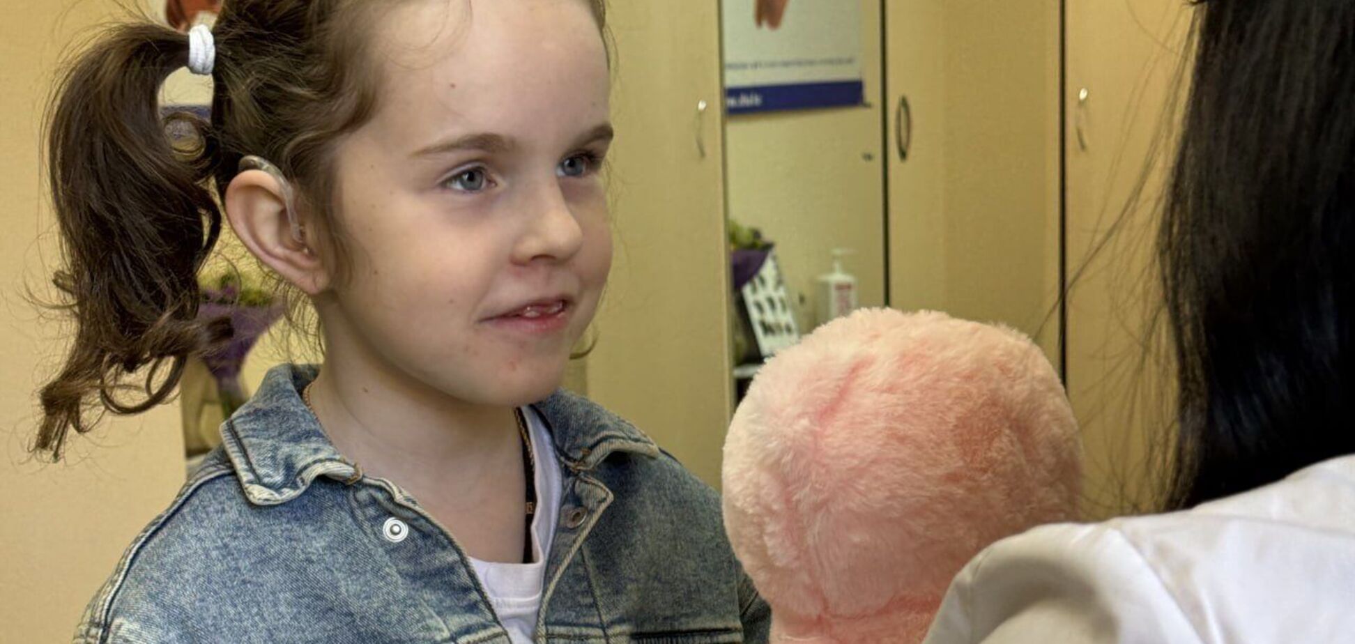 'Сможет полноценно жить и общаться': 7-летняя София из Орехового получила современные слуховые аппараты от Фонда Рината Ахметова