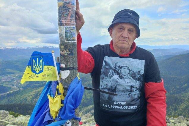 Отец погибшего защитника Мариуполя поднялся на гору Хомяк в память о сыне. Фото