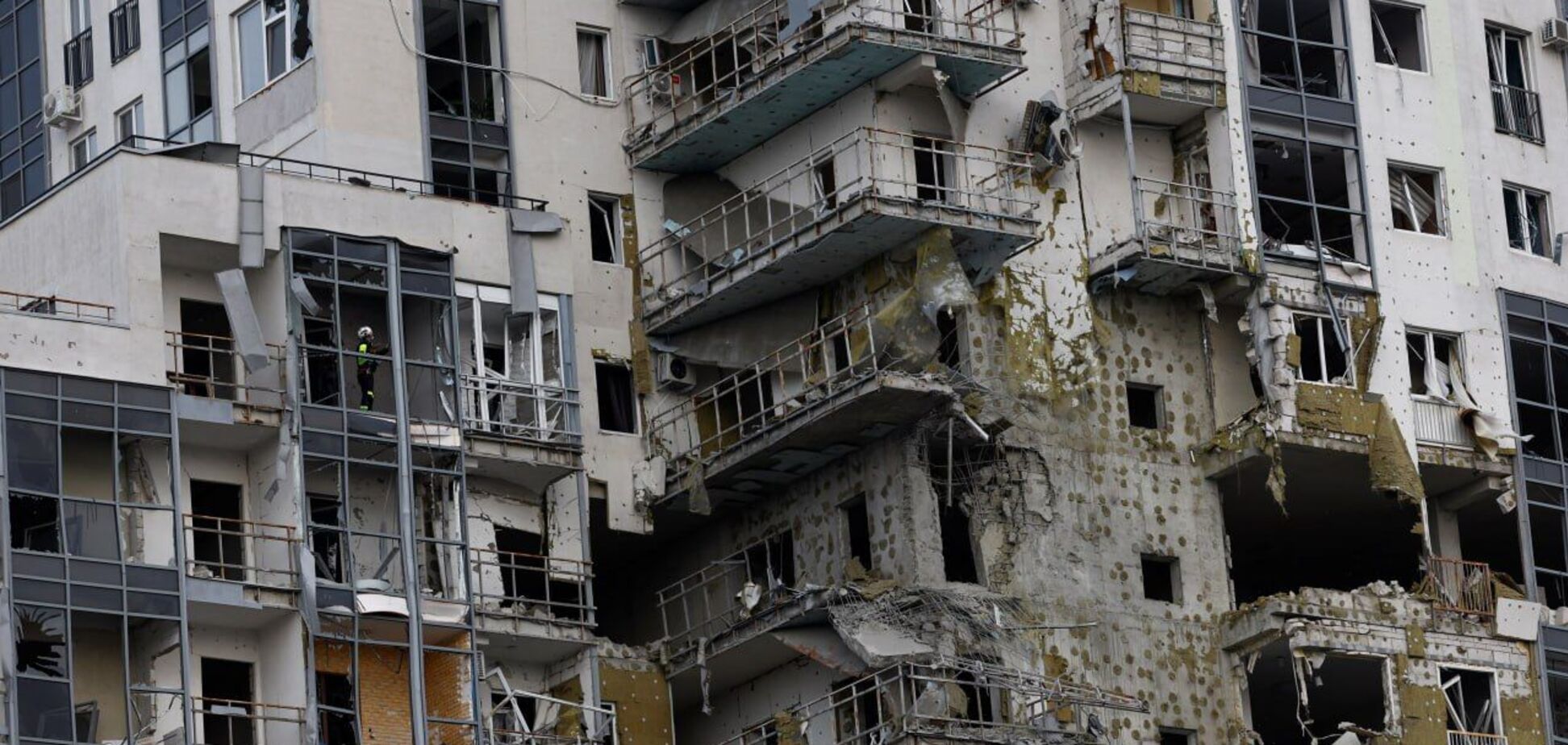 Россияне второй раз за день обстреляли Харьков: попали в многоэтажку, среди пострадавших – дети. Фото разрушений