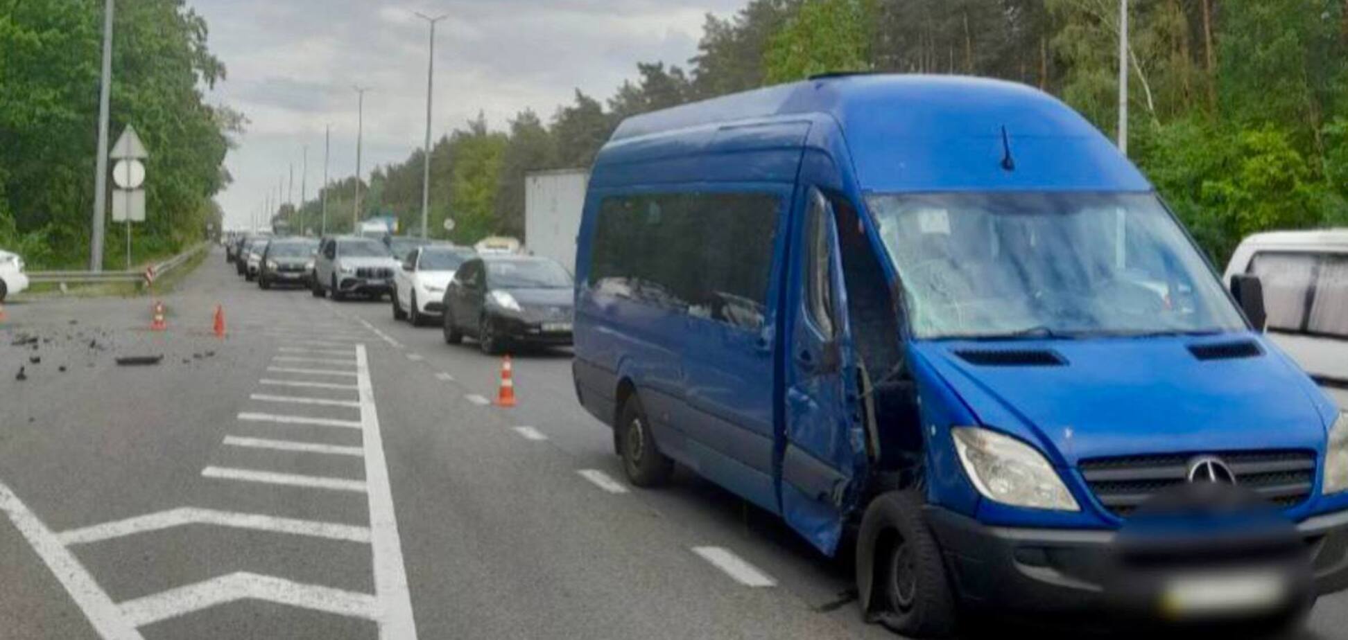 На выезде из Киева произошло смертельное ДТП: образовалась пробка на 7 км. Фото и видео