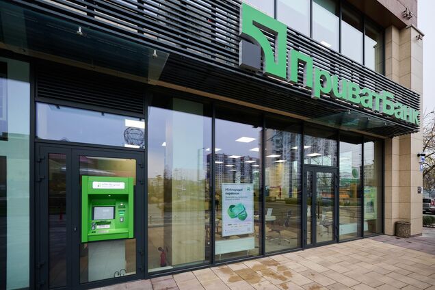 Банк блокирует карты клиентов без объяснения