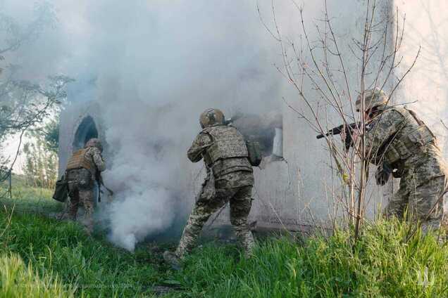Генштаб: ворог штурмує українські війська у Вовчанську і атакує Липці з повітря
