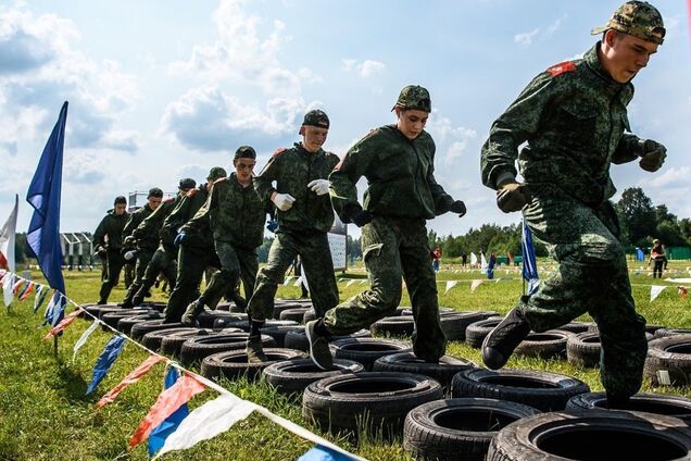 Окупанти напрацювали систему залучення дітей до війни: у ЦНС розповіли про злочини ворога