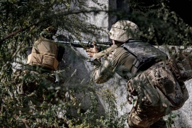 Прорываются под огнем врага на усиление: в ГПСУ показали эксклюзивное видео из Волчанска