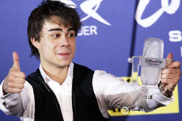 Не єдиний, хто зламав кришталевий мікрофон. У мережі пригадали конфуз на Євробаченні 2009