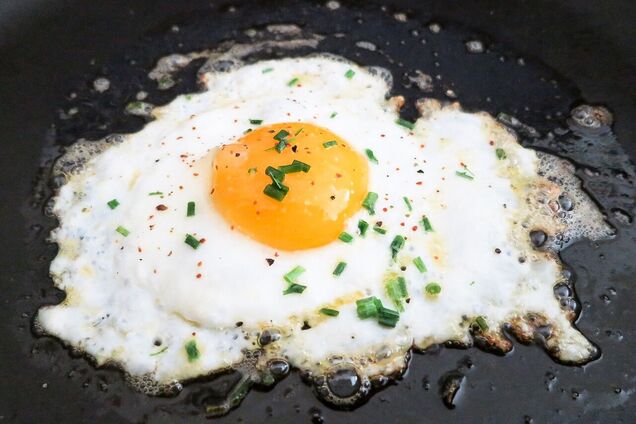 Чи корисно їсти з яйця лише білок: що варто знати