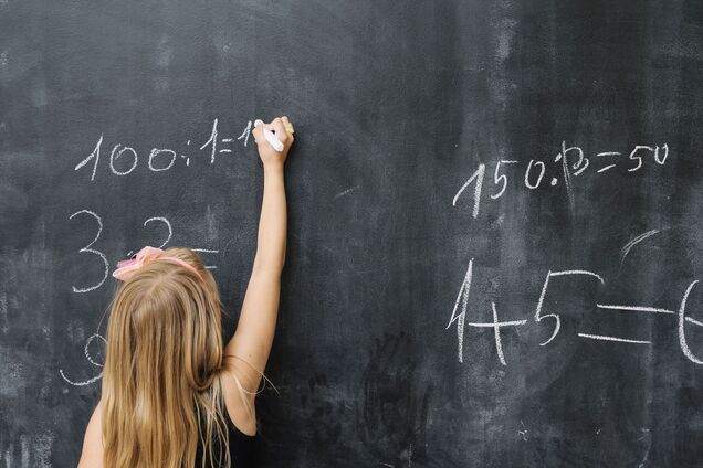Изучают вес с помощью вешалки: мама третьеклассницы рассказала о разнице между украинской и немецкой математикой и вызвала дискуссию в сети