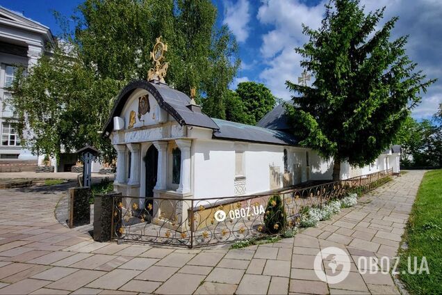 У Києві демонтували 'храм-МАФ' біля Десятинної церкви. Фото і відео з місця

