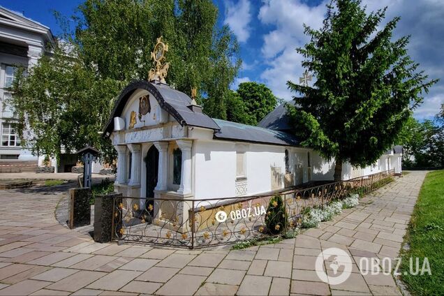 В Киеве демонтировали 'храм-МАФ' возле Десятинной церкви. Фото и видео с места