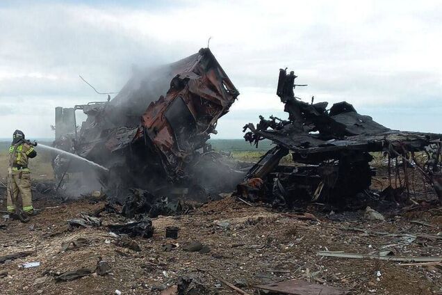 Вместо самолетов – следы горения: в сети показали спутниковые фото авиабазы Бельбек после ударов