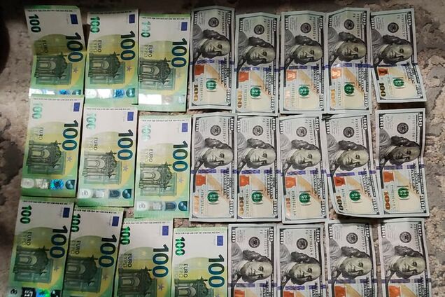 Українцям могли роздавати фальшиві долари