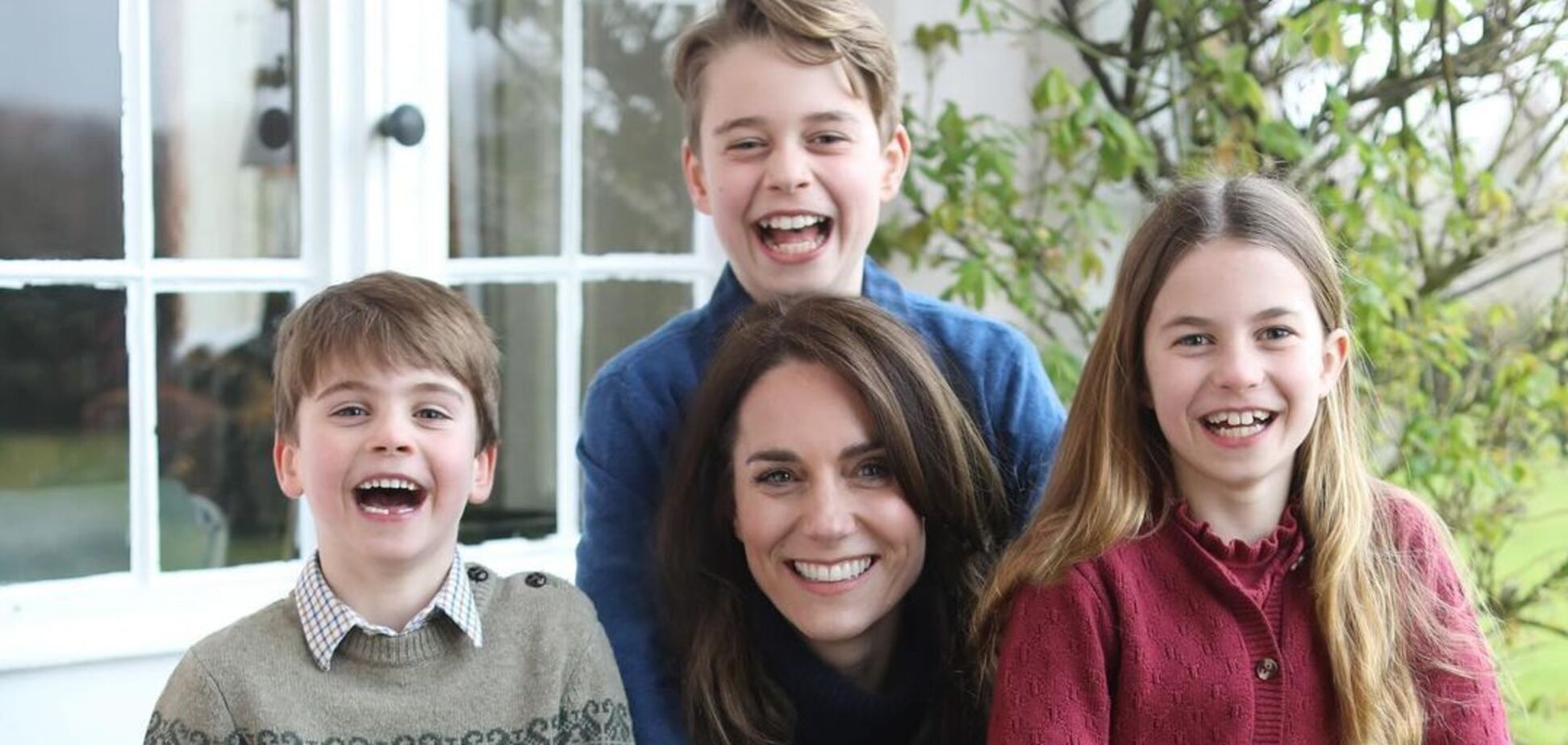 В Букингемском дворце объяснили, зачем фотошопят портреты членов королевской семьи