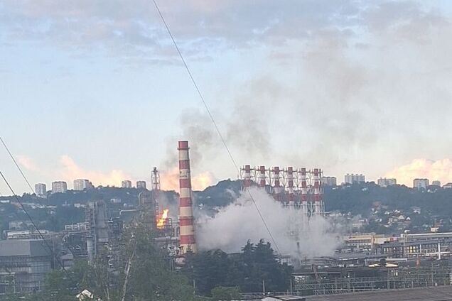 Прогремели три взрыва, поднялся дым: в России заявили об атаке дронов на НПЗ в Туапсе. Фото и видео