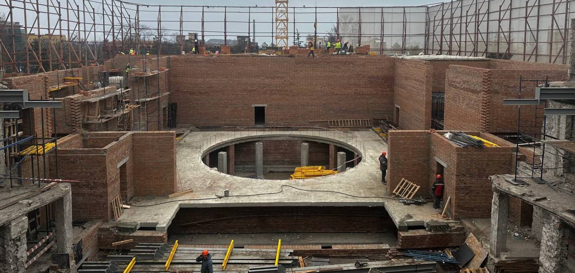 Оккупанты пытаются скрыть свое преступление: в сети показали, как выглядит драмтеатр Мариуполя. Фото