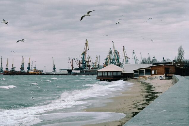 'Режимний об'єкт': окупанти не можуть знайти робітників для захопленого порту в Бердянську