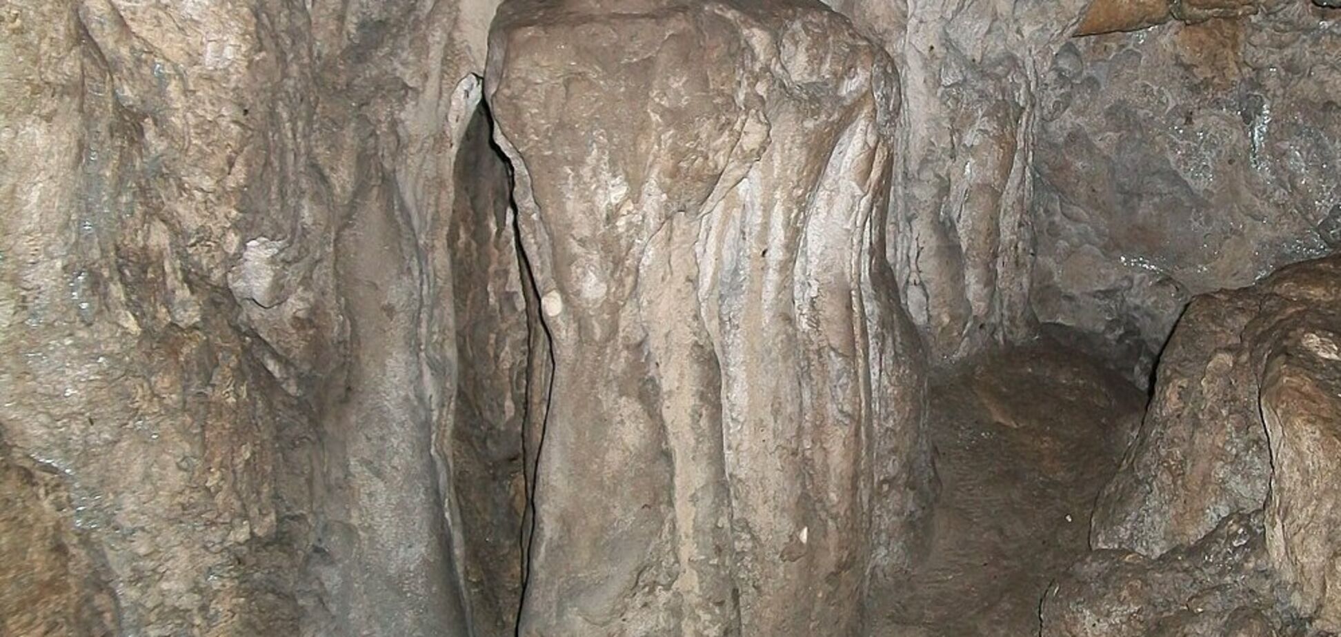 В Закарпатье взяли под особую охрану пещеру, в которой жили люди каменного века. Фото