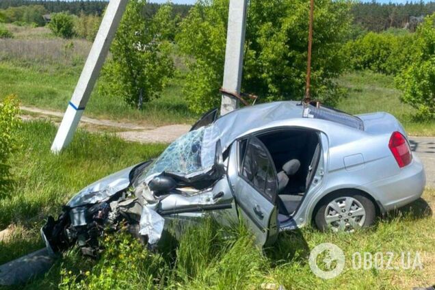 Легковушка на скорости протаранила электроопору