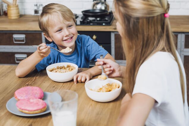 Висока концентрація, кращі оцінки та цікавість до навчання: чому дітям важливо снідати перед школою 
