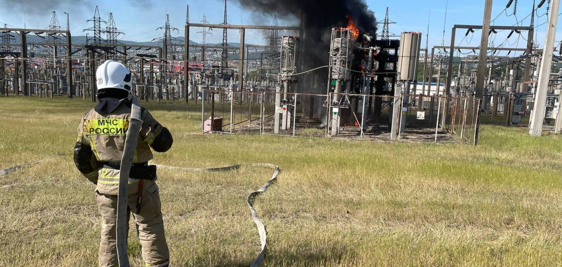 В Новороссийске вспыхнул пожар на подстанции: более 20 тысяч жителей города остались без электричества. Видео