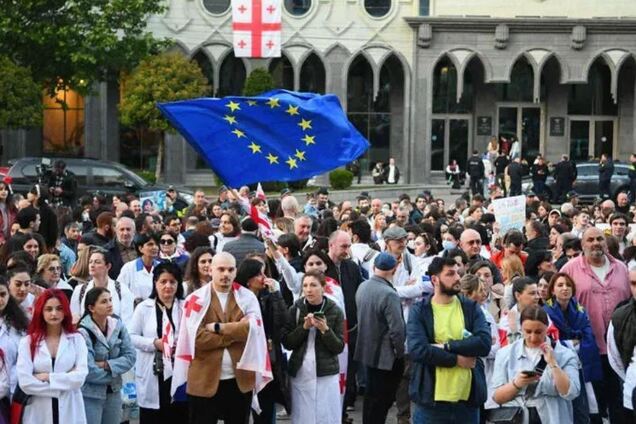 Под парламентом Грузии проходит очередная акция против закона об 'иноагентах'. Фото