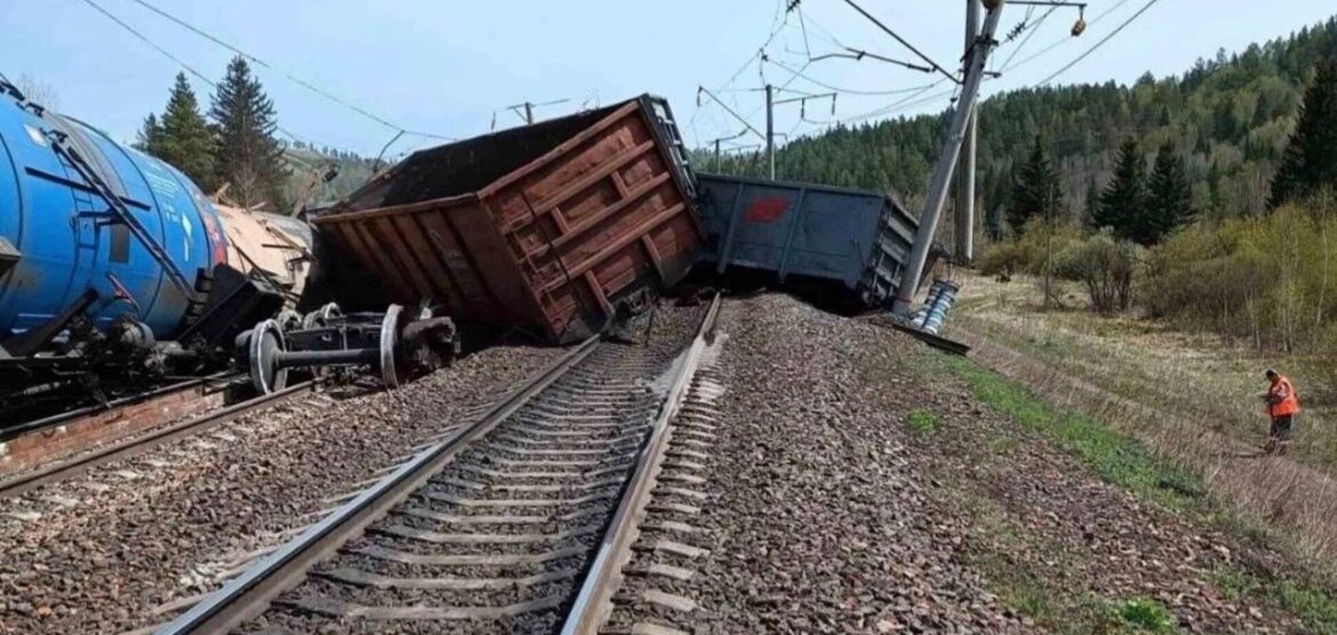 В Краснодарском крае РФ с рельсов сошли 8 грузовых вагонов и снесли линию электропередач