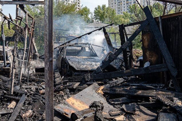 У Києві на Троєщині спалахнула пожежа, стовп диму видно з різних районів: фото та відео