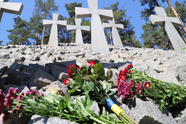 Биківнянські могили