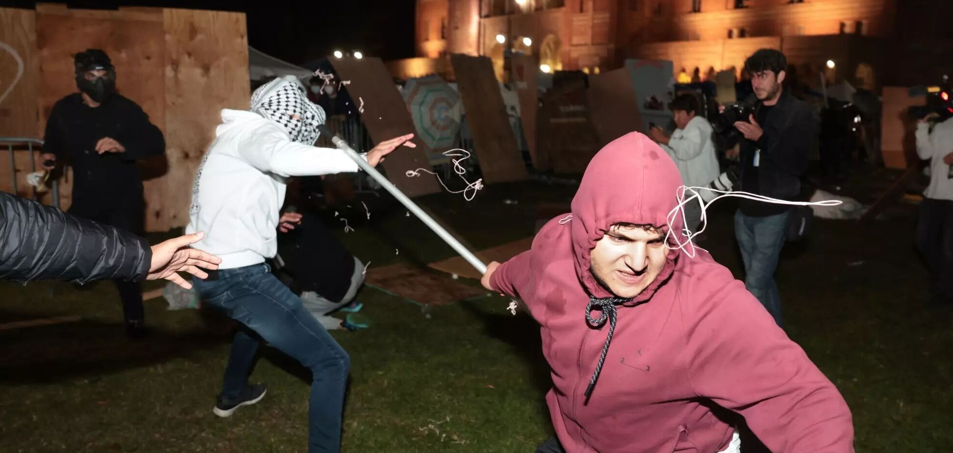 В університетах США жахливо побилися поліція та протестувальникі з таборів за і проти Ізраїля та Палестини
